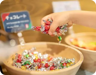 チョコレートを手に取る