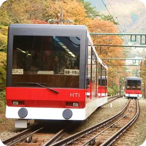 箱根へ向かう電車内で会話を楽しむ女性2人